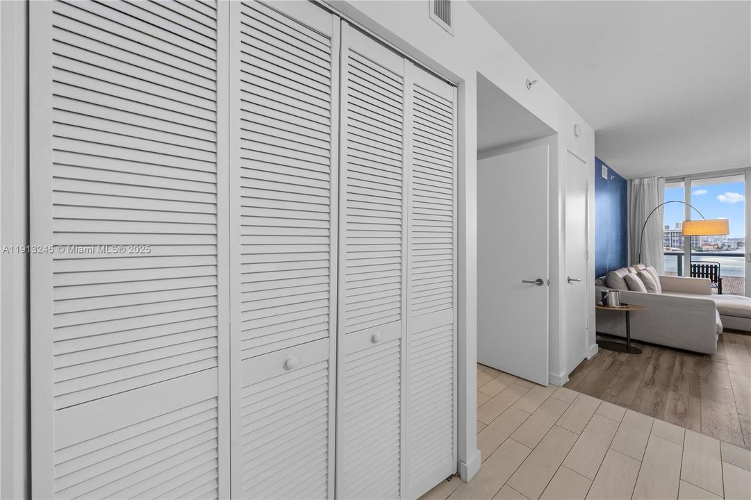 待售: $439,000 (2 贝兹, 2 浴室, 1030 平方英尺)