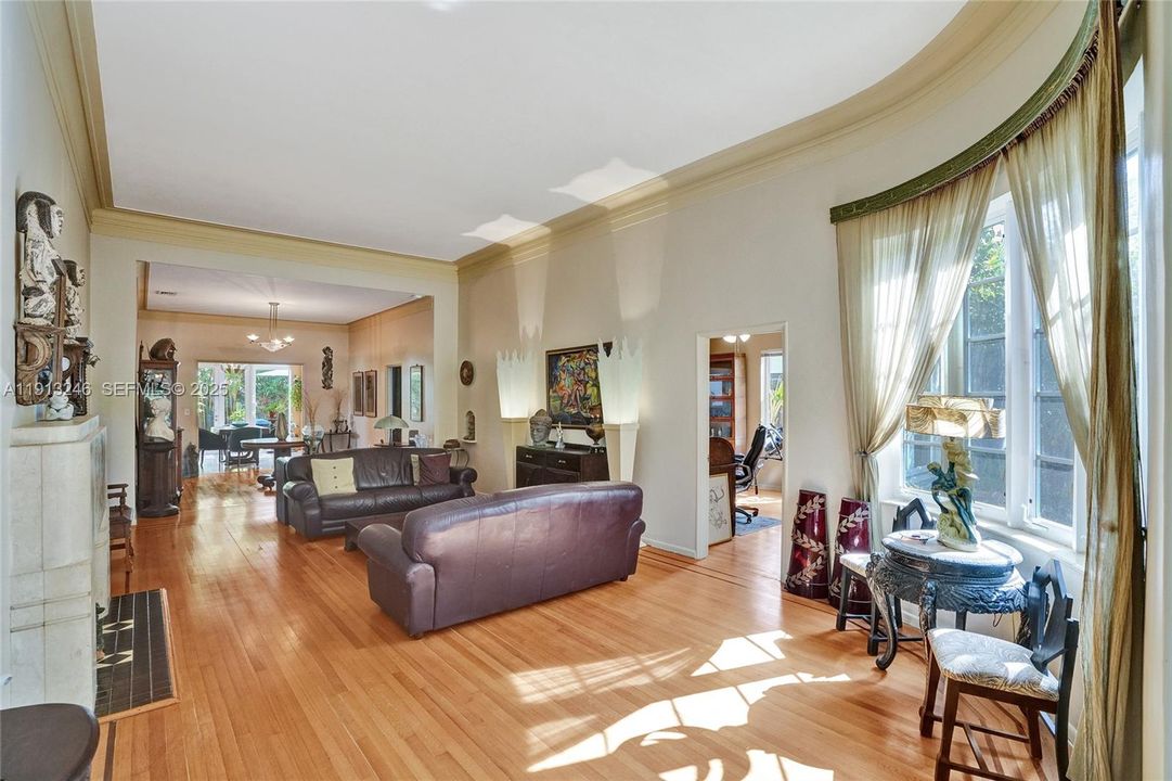 For Sale: $2,650,000 (5 beds, 3 baths, 2363 Square Feet)