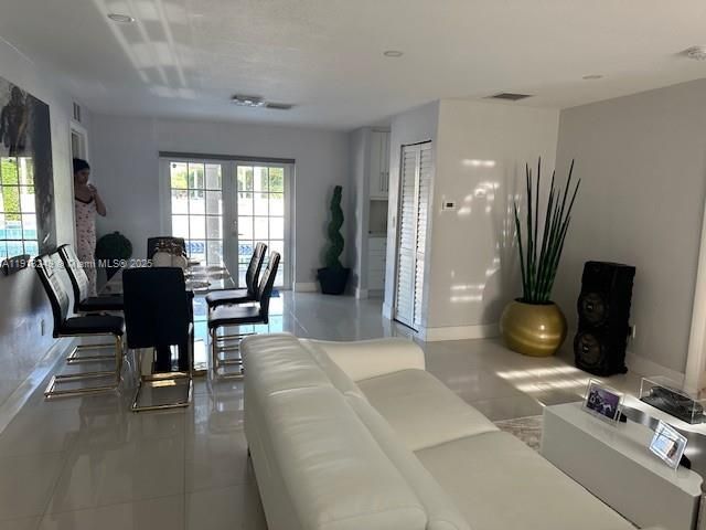 В аренду: $5,800 (5 спален, 3 ванн, 1778 Квадратных фут)