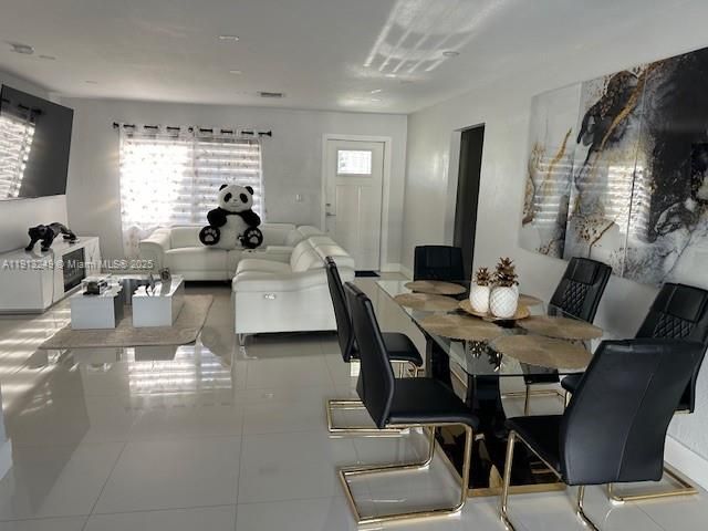 В аренду: $5,800 (5 спален, 3 ванн, 1778 Квадратных фут)