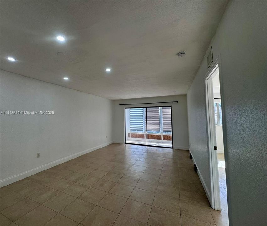 Под контрактом: $1,595 (1 спален, 1 ванн, 746 Квадратных фут)