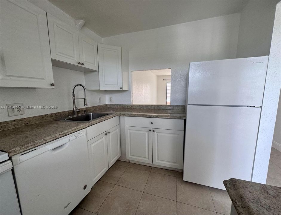 Под контрактом: $1,595 (1 спален, 1 ванн, 746 Квадратных фут)