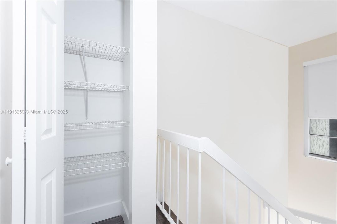 待售: $315,000 (2 贝兹, 1 浴室, 972 平方英尺)