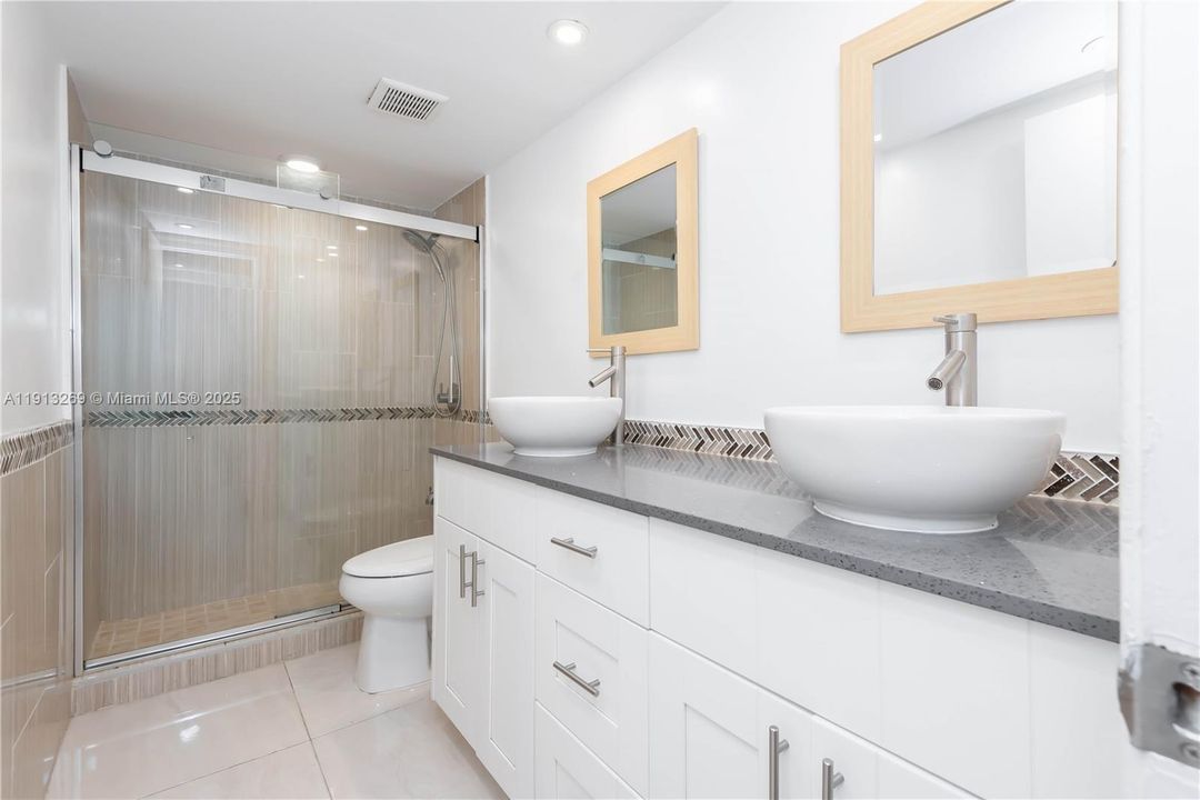 待售: $315,000 (2 贝兹, 1 浴室, 972 平方英尺)