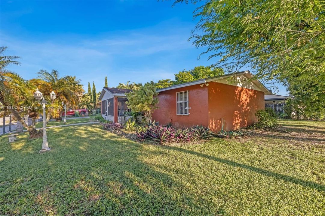 Active With Contract: $460,000 (4 beds, 2 baths, 1652 Square Feet)