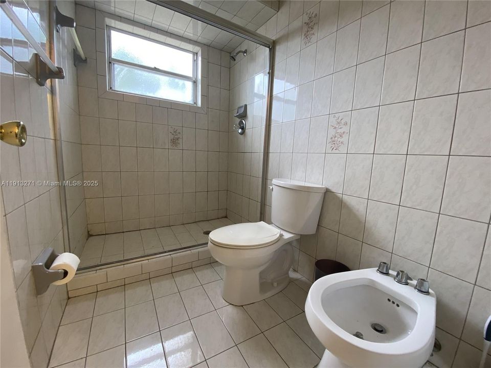 Под контрактом: $565,000 (4 спален, 3 ванн, 1870 Квадратных фут)