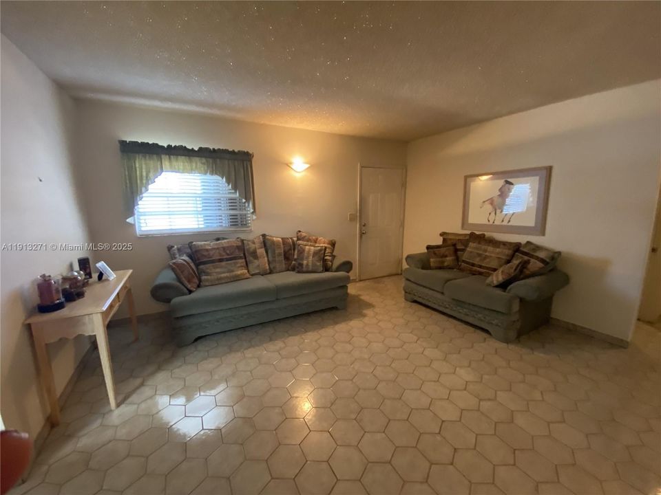 Под контрактом: $565,000 (4 спален, 3 ванн, 1870 Квадратных фут)