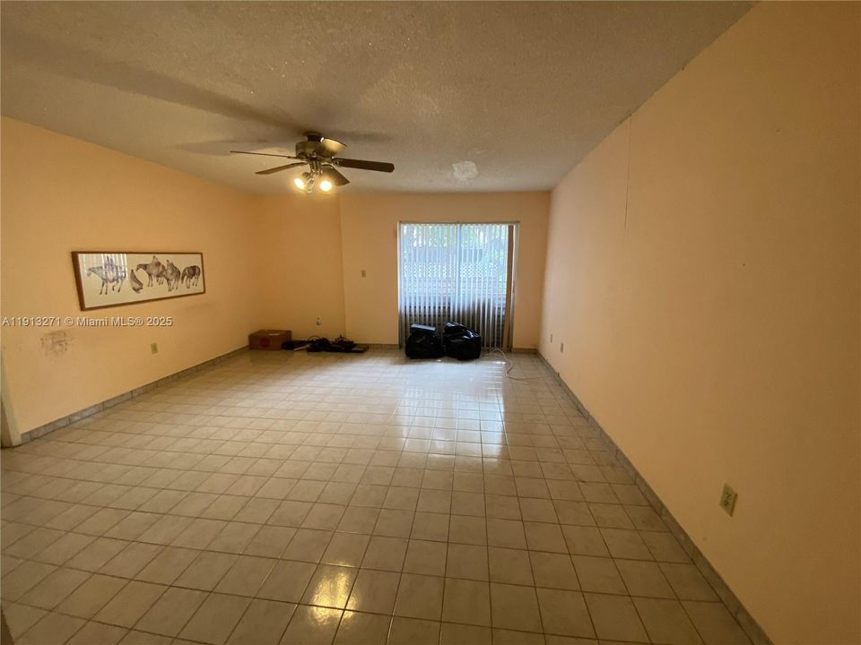 Very spacious family room