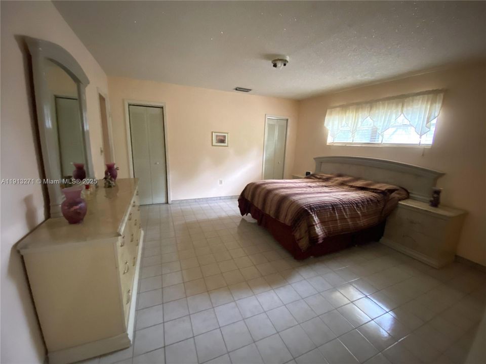 Под контрактом: $565,000 (4 спален, 3 ванн, 1870 Квадратных фут)