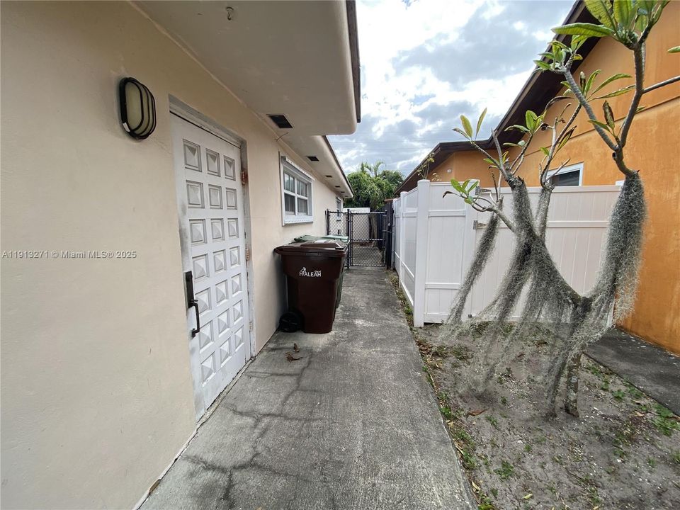 Под контрактом: $565,000 (4 спален, 3 ванн, 1870 Квадратных фут)