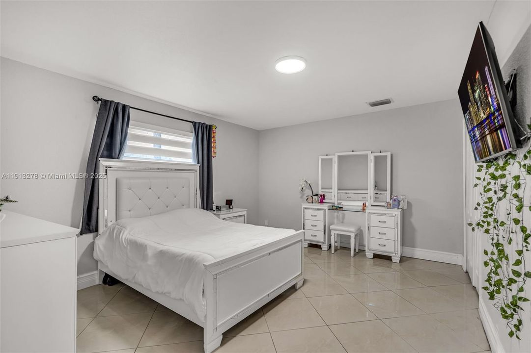 Activo con contrato: $799,900 (5 camas, 4 baños, 2286 Pies cuadrados)