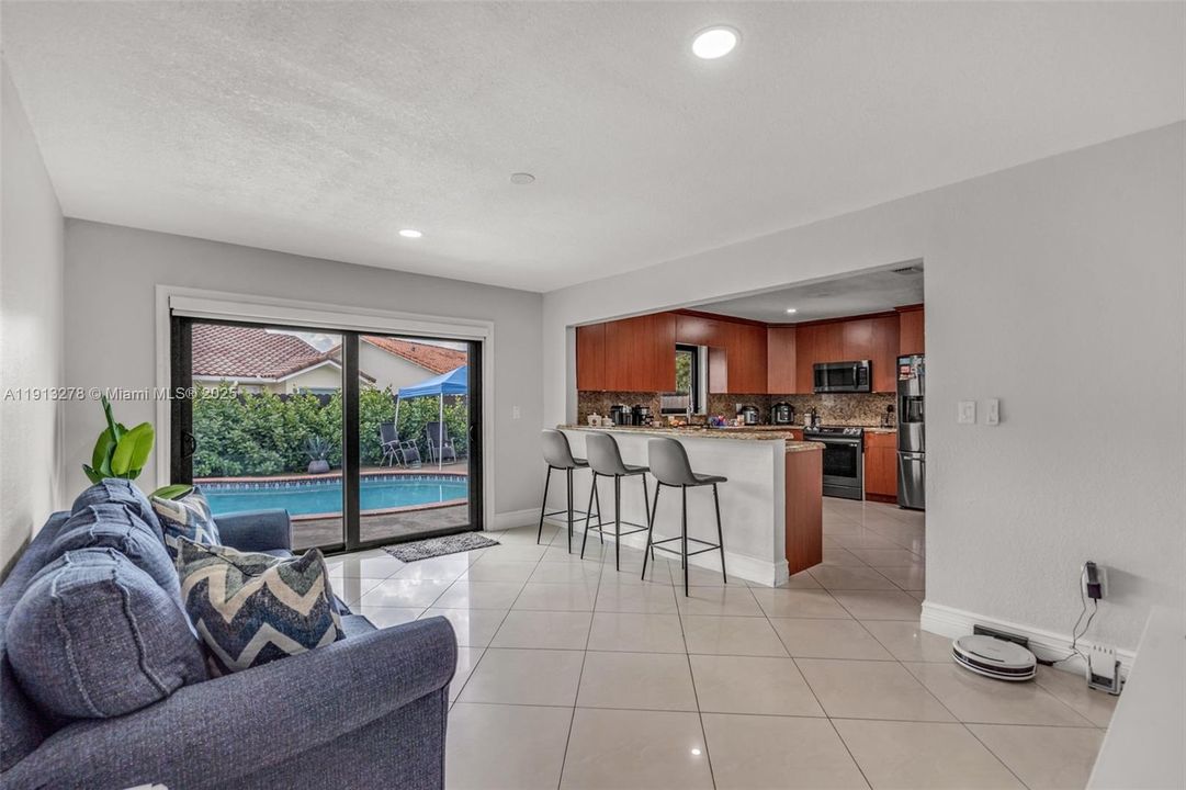 Activo con contrato: $799,900 (5 camas, 4 baños, 2286 Pies cuadrados)