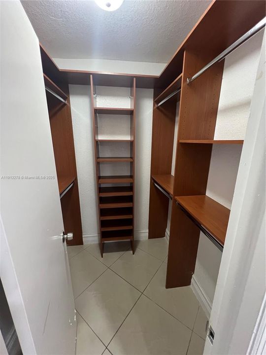 Activo con contrato: $799,900 (5 camas, 4 baños, 2286 Pies cuadrados)