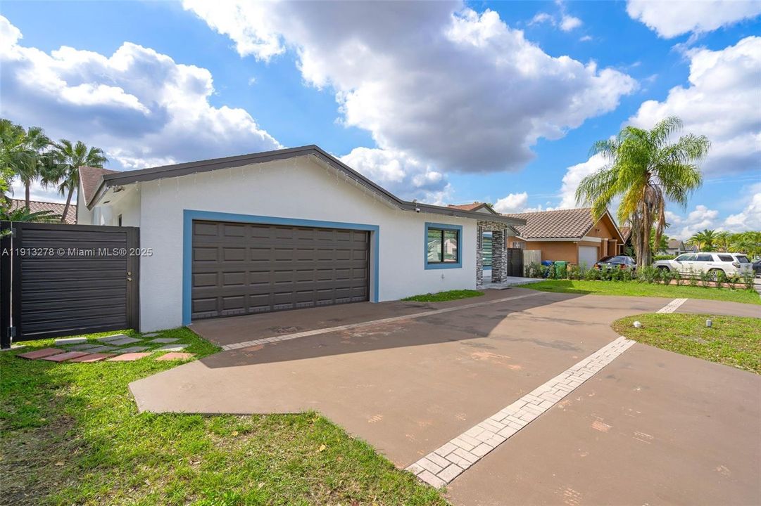 Activo con contrato: $799,900 (5 camas, 4 baños, 2286 Pies cuadrados)