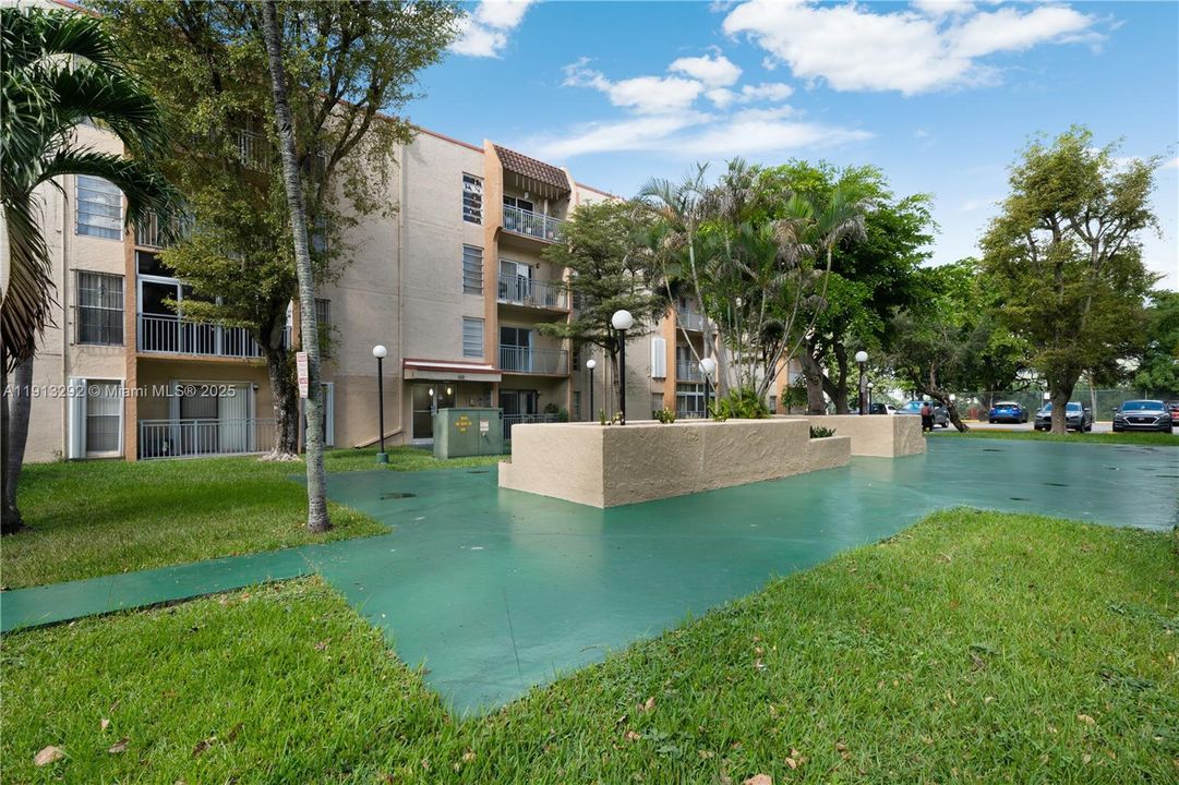 For Rent: $2,000 (2 beds, 2 baths, 782 Square Feet)