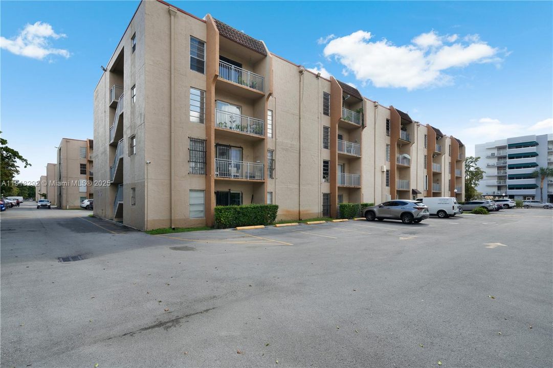 For Rent: $2,000 (2 beds, 2 baths, 782 Square Feet)