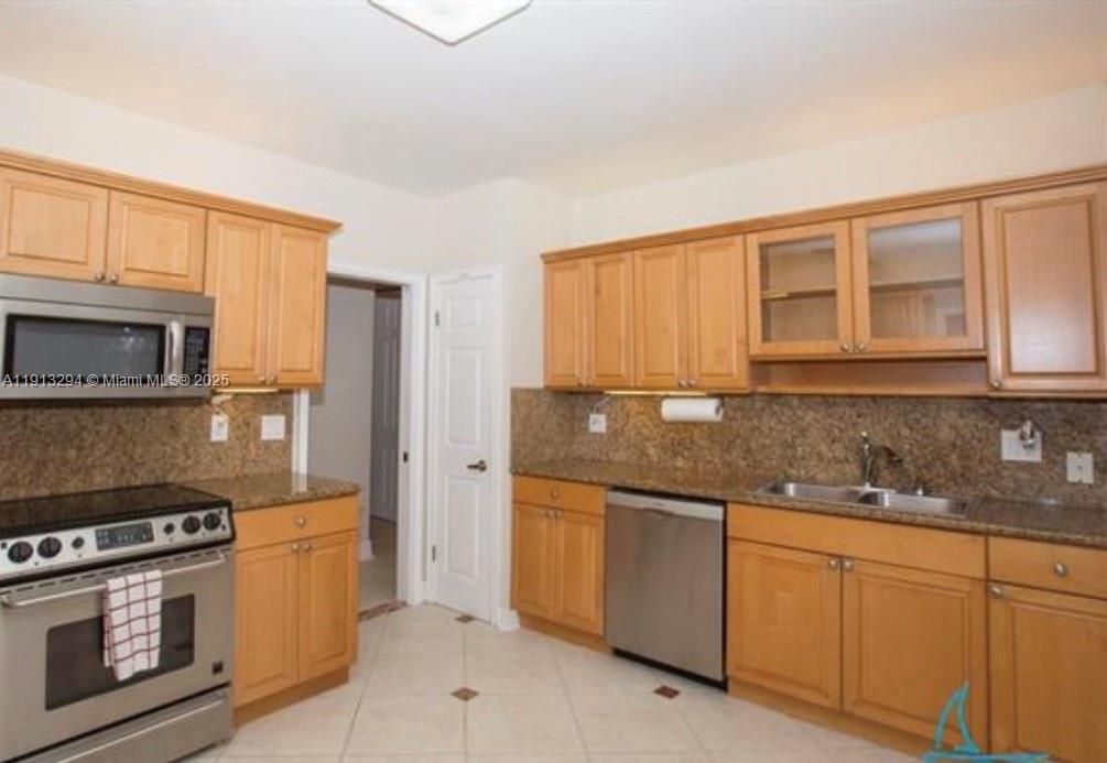 For Rent: $11,500 (4 beds, 3 baths, 2140 Square Feet)