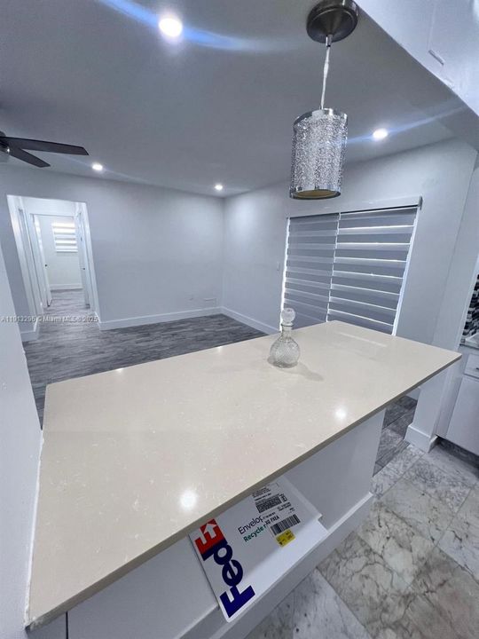 待售: $440,000 (2 贝兹, 1 浴室, 920 平方英尺)