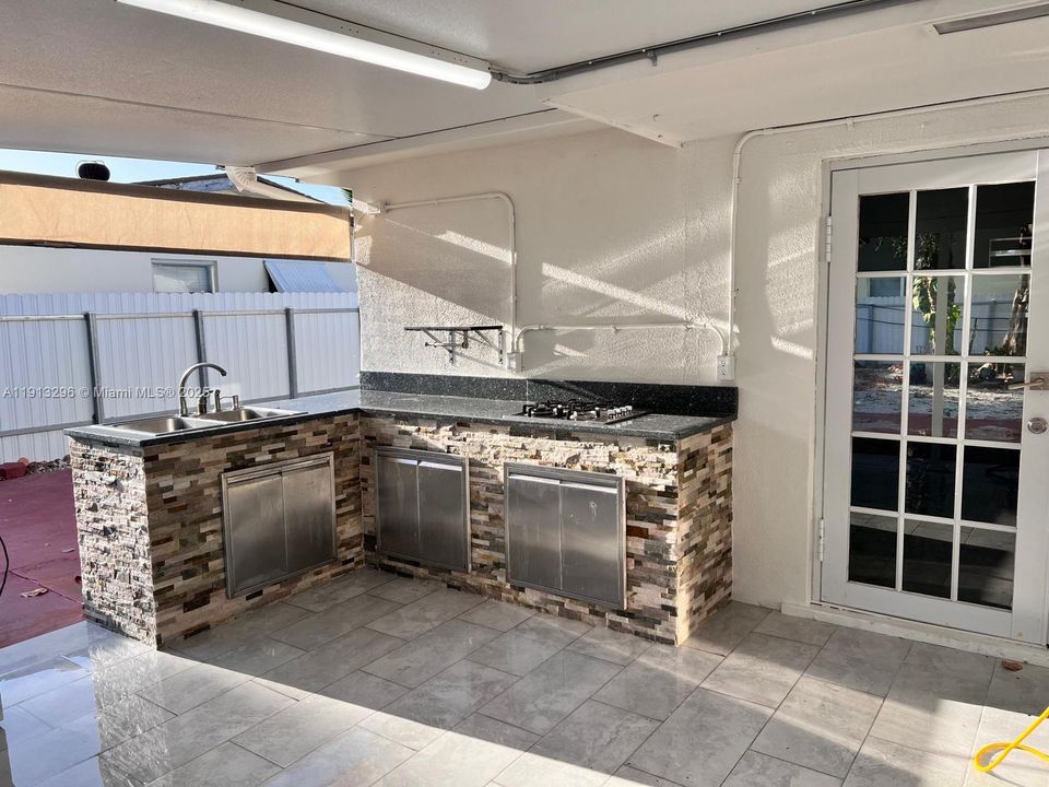 待售: $440,000 (2 贝兹, 1 浴室, 920 平方英尺)