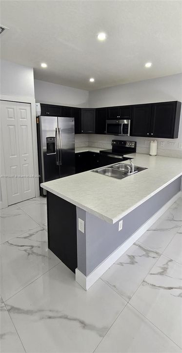 Activo con contrato: $2,800 (3 camas, 2 baños, 1524 Pies cuadrados)