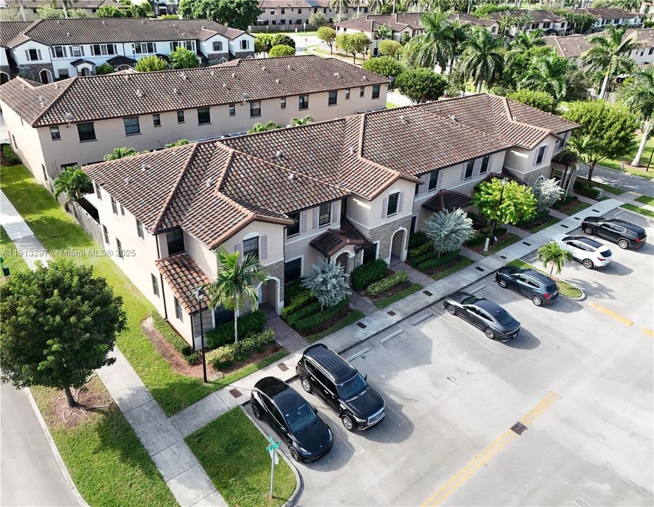 Activo con contrato: $2,800 (3 camas, 2 baños, 1524 Pies cuadrados)