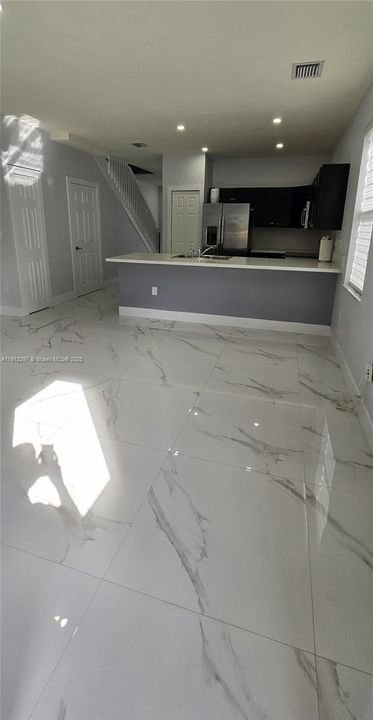 Activo con contrato: $2,800 (3 camas, 2 baños, 1524 Pies cuadrados)