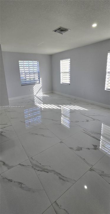 Activo con contrato: $2,800 (3 camas, 2 baños, 1524 Pies cuadrados)