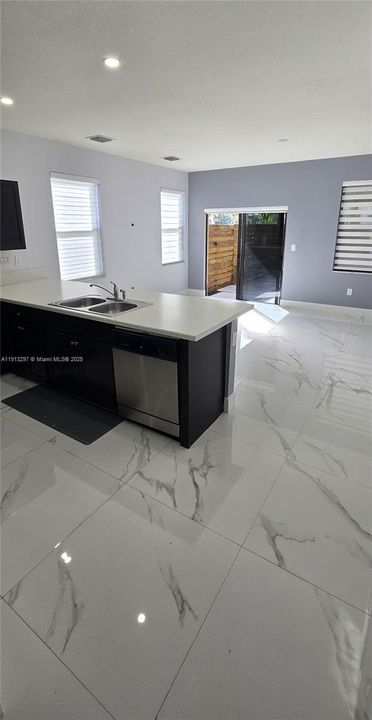 Activo con contrato: $2,800 (3 camas, 2 baños, 1524 Pies cuadrados)