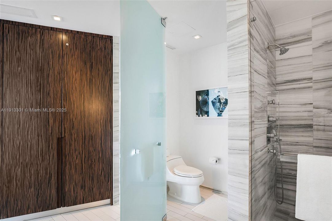 For Sale: $1,647,000 (1 beds, 1 baths, 933 Square Feet)