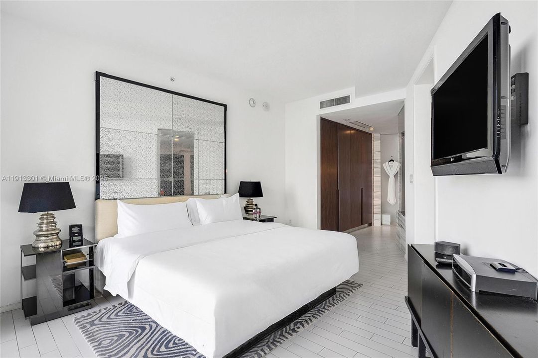 For Sale: $1,647,000 (1 beds, 1 baths, 933 Square Feet)