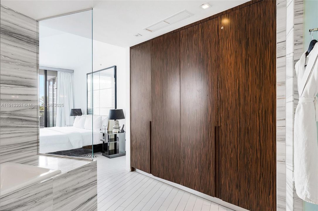 For Sale: $1,647,000 (1 beds, 1 baths, 933 Square Feet)