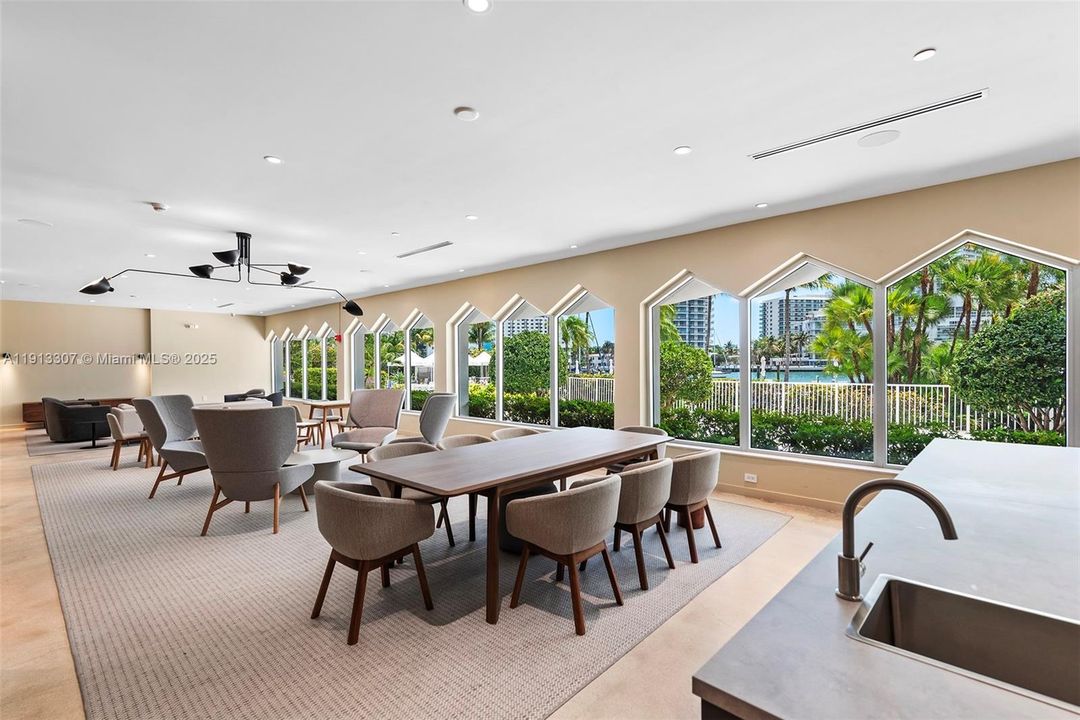 For Sale: $575,000 (1 beds, 1 baths, 856 Square Feet)