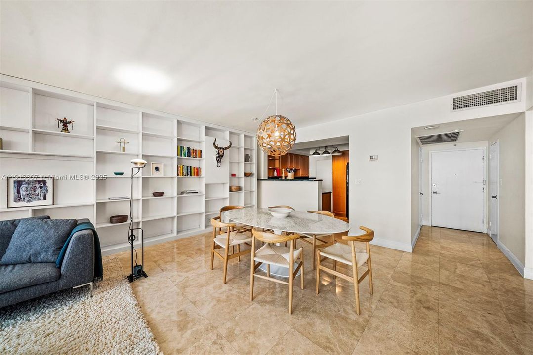 For Sale: $575,000 (1 beds, 1 baths, 856 Square Feet)