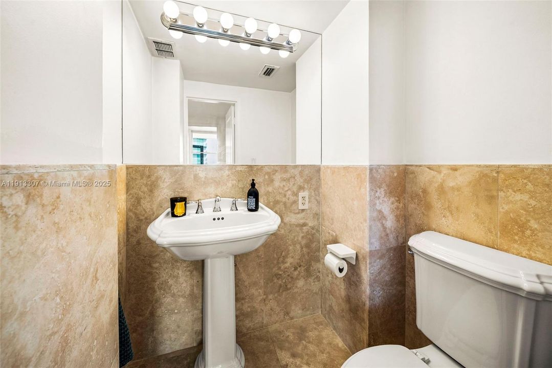 For Sale: $575,000 (1 beds, 1 baths, 856 Square Feet)