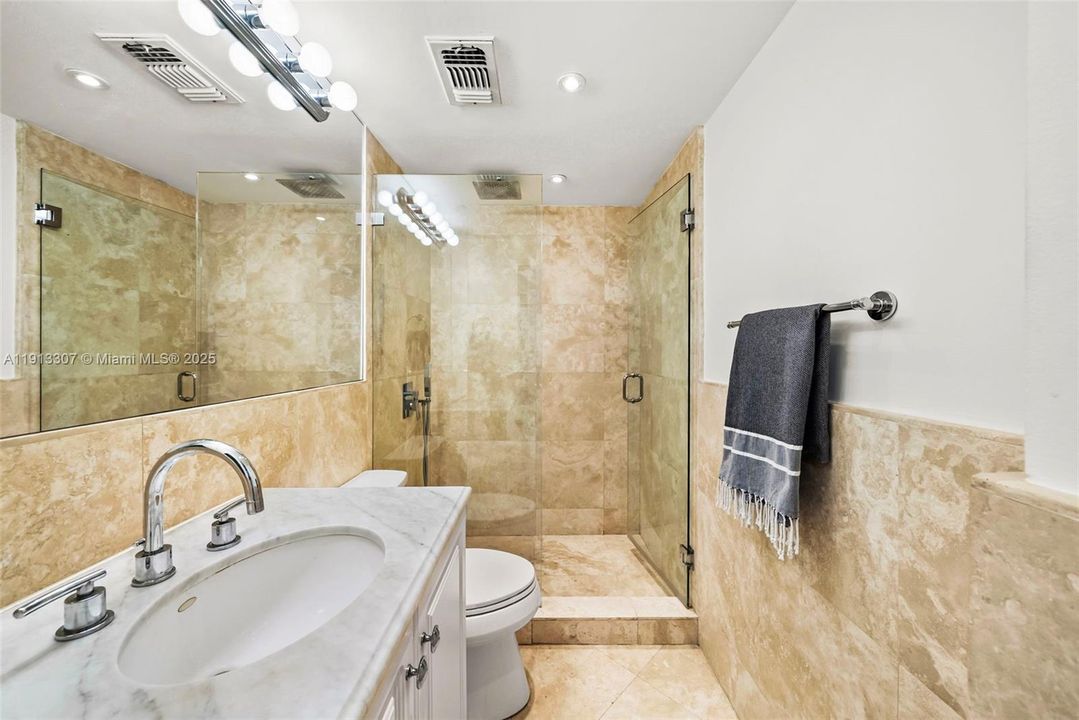 For Sale: $575,000 (1 beds, 1 baths, 856 Square Feet)