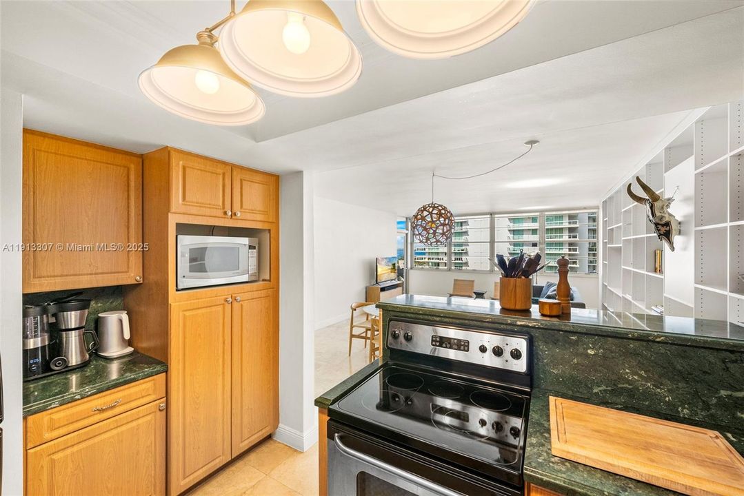 For Sale: $575,000 (1 beds, 1 baths, 856 Square Feet)