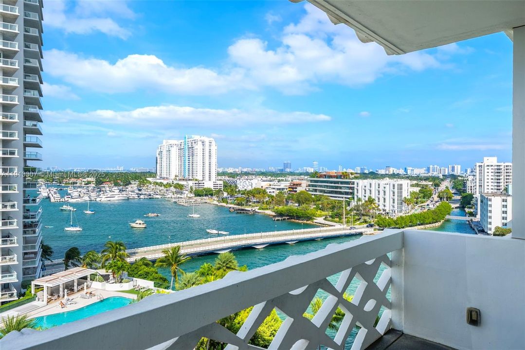 For Sale: $575,000 (1 beds, 1 baths, 856 Square Feet)