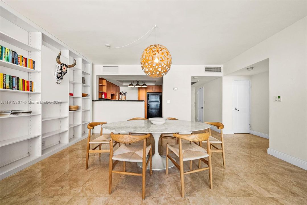For Sale: $575,000 (1 beds, 1 baths, 856 Square Feet)