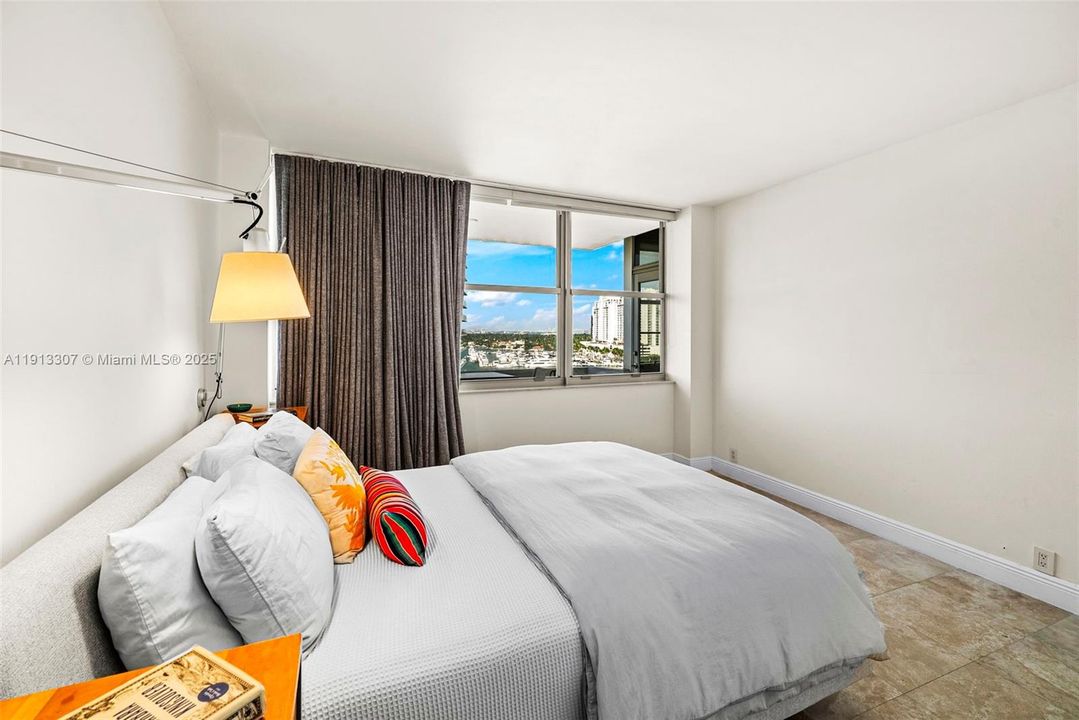 For Sale: $575,000 (1 beds, 1 baths, 856 Square Feet)