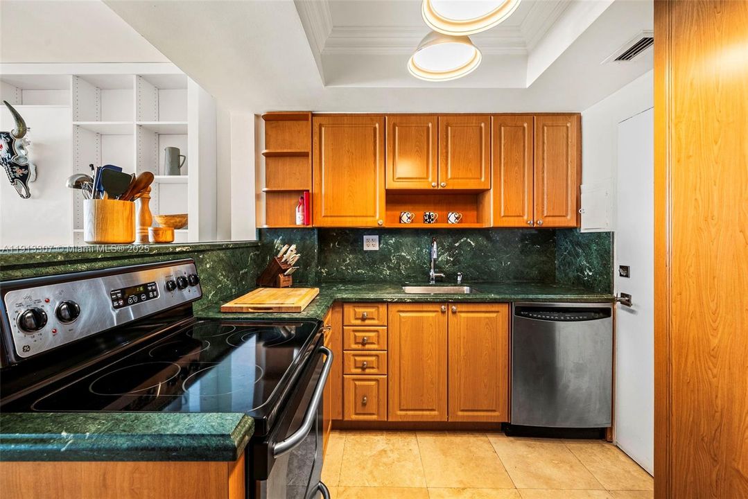 For Sale: $575,000 (1 beds, 1 baths, 856 Square Feet)