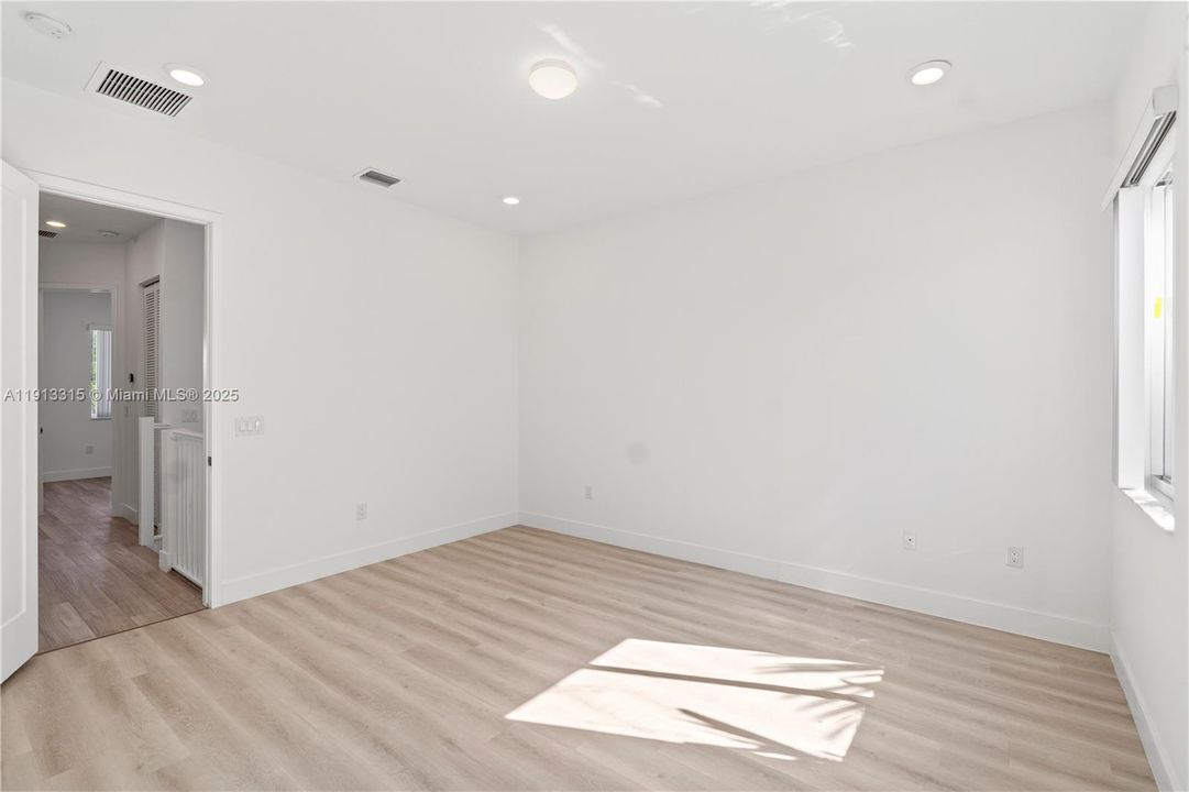 Под контрактом: $4,600 (4 спален, 3 ванн, 1812 Квадратных фут)