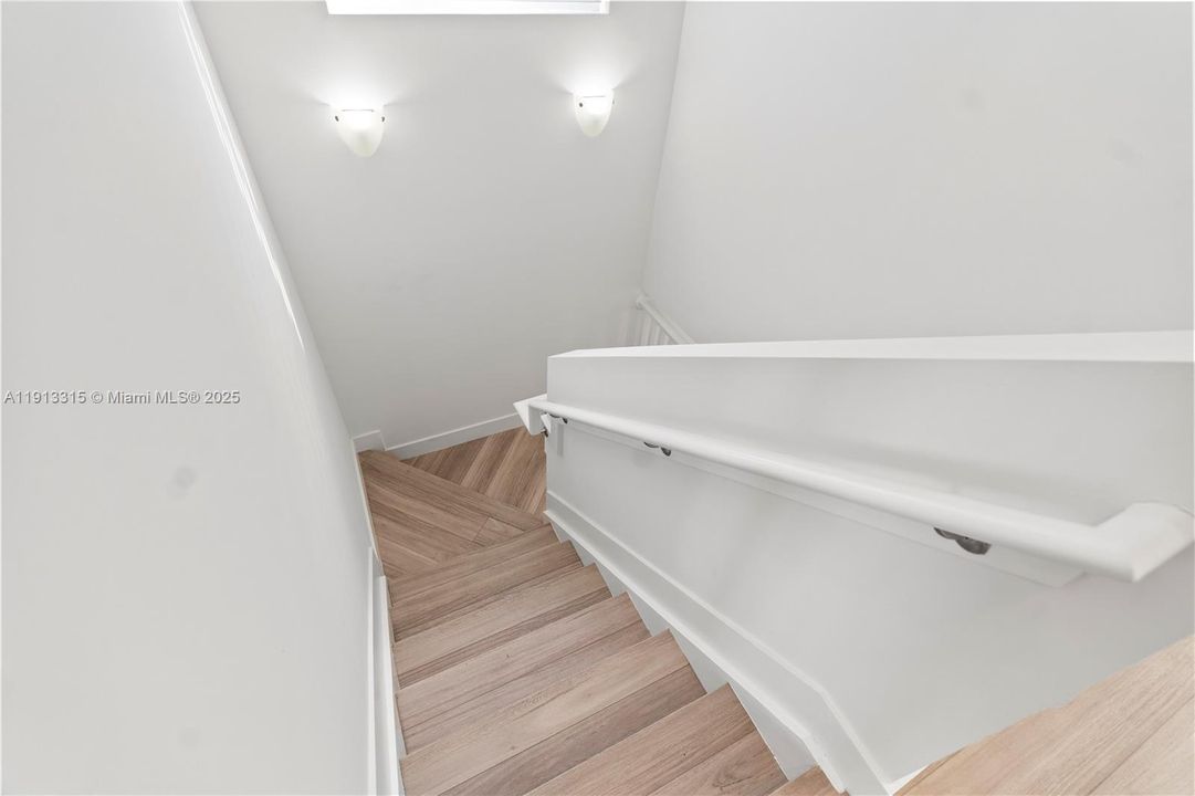 Под контрактом: $4,600 (4 спален, 3 ванн, 1812 Квадратных фут)