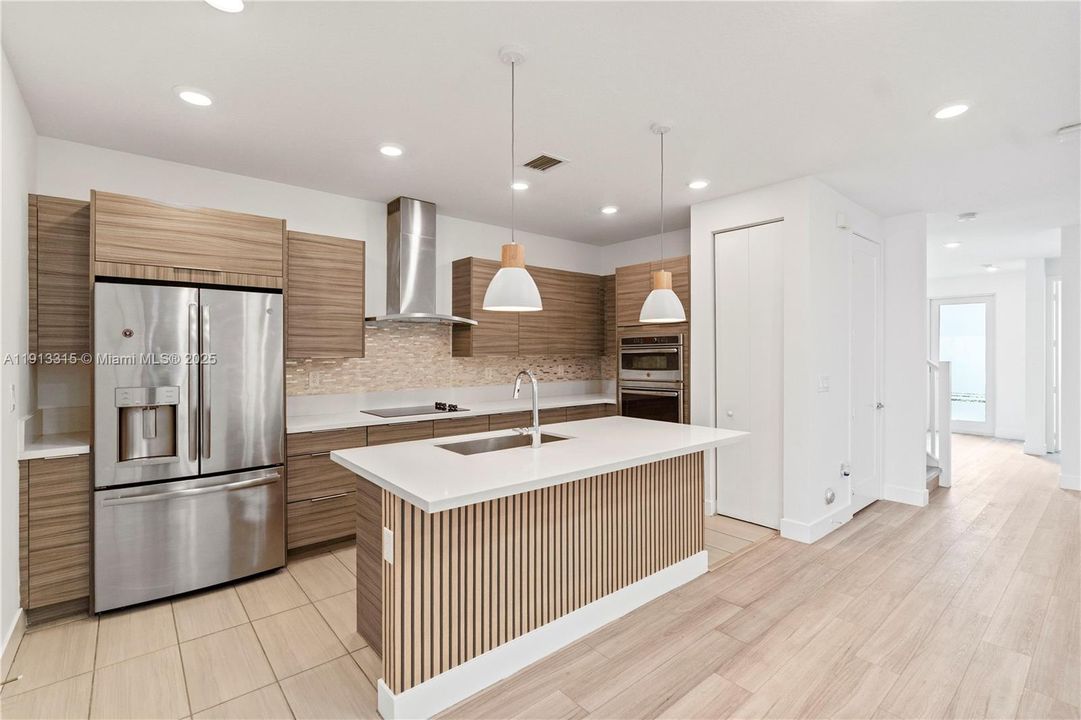 Под контрактом: $4,600 (4 спален, 3 ванн, 1812 Квадратных фут)