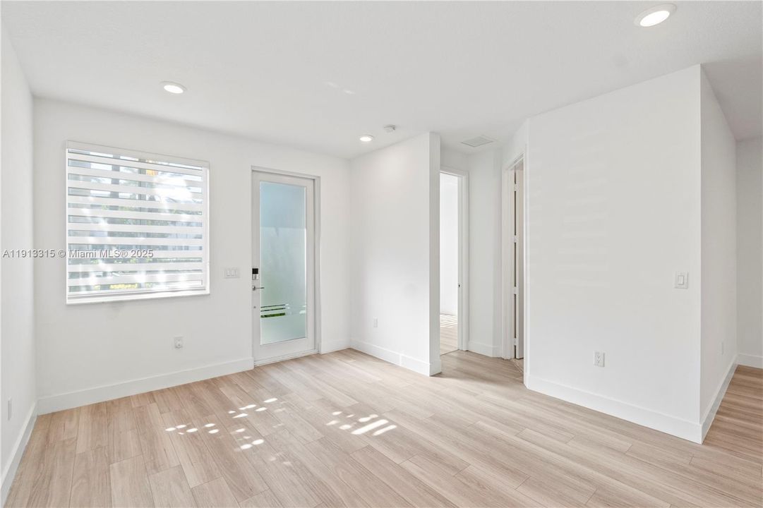 Под контрактом: $4,600 (4 спален, 3 ванн, 1812 Квадратных фут)