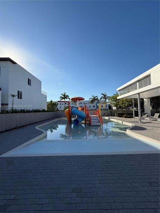 Под контрактом: $4,600 (4 спален, 3 ванн, 1812 Квадратных фут)