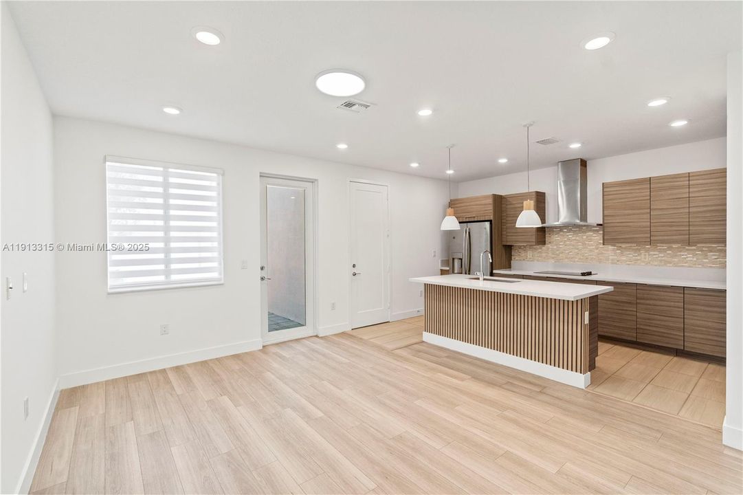 Под контрактом: $4,600 (4 спален, 3 ванн, 1812 Квадратных фут)