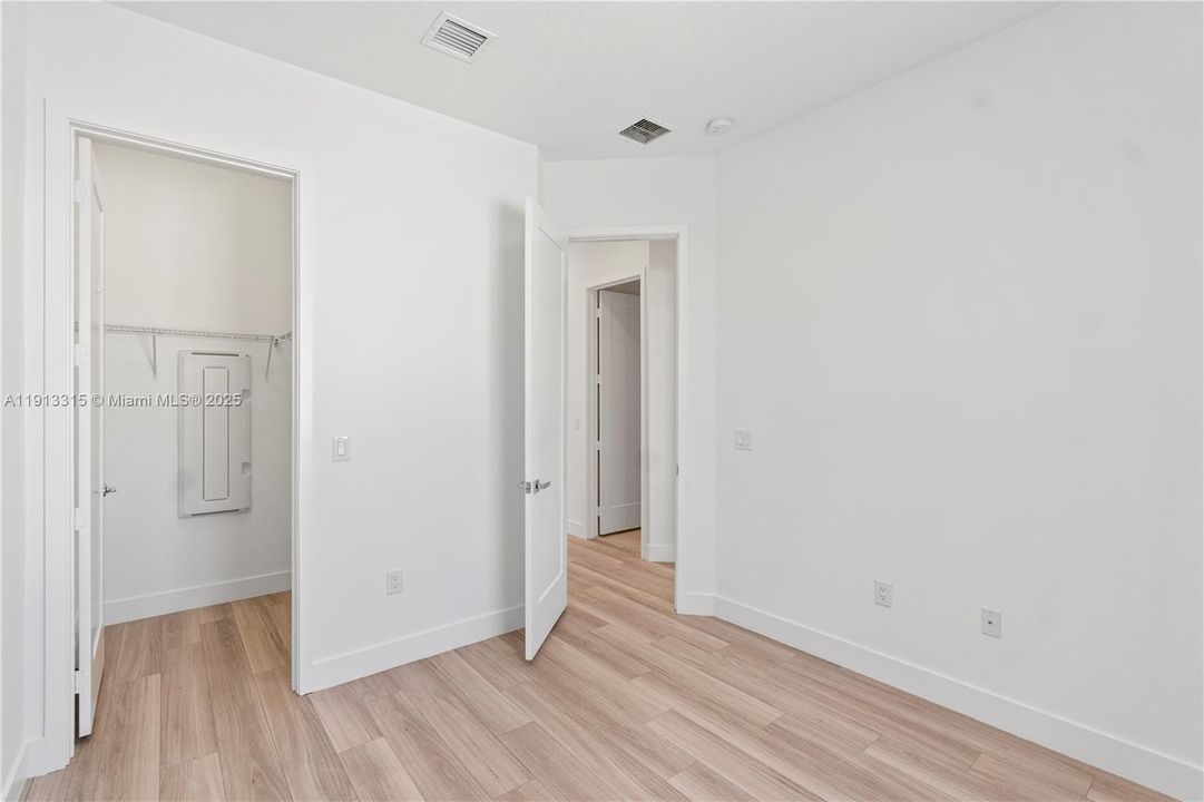 Под контрактом: $4,600 (4 спален, 3 ванн, 1812 Квадратных фут)