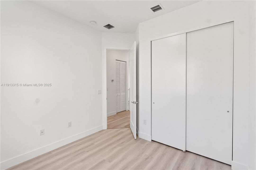 Под контрактом: $4,600 (4 спален, 3 ванн, 1812 Квадратных фут)