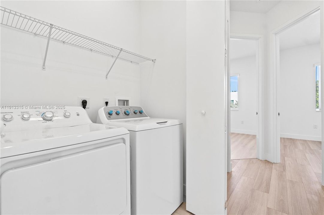 Под контрактом: $4,600 (4 спален, 3 ванн, 1812 Квадратных фут)