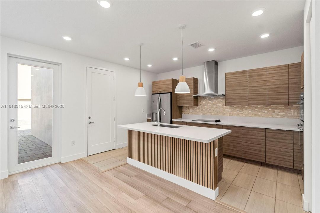 Под контрактом: $4,600 (4 спален, 3 ванн, 1812 Квадратных фут)